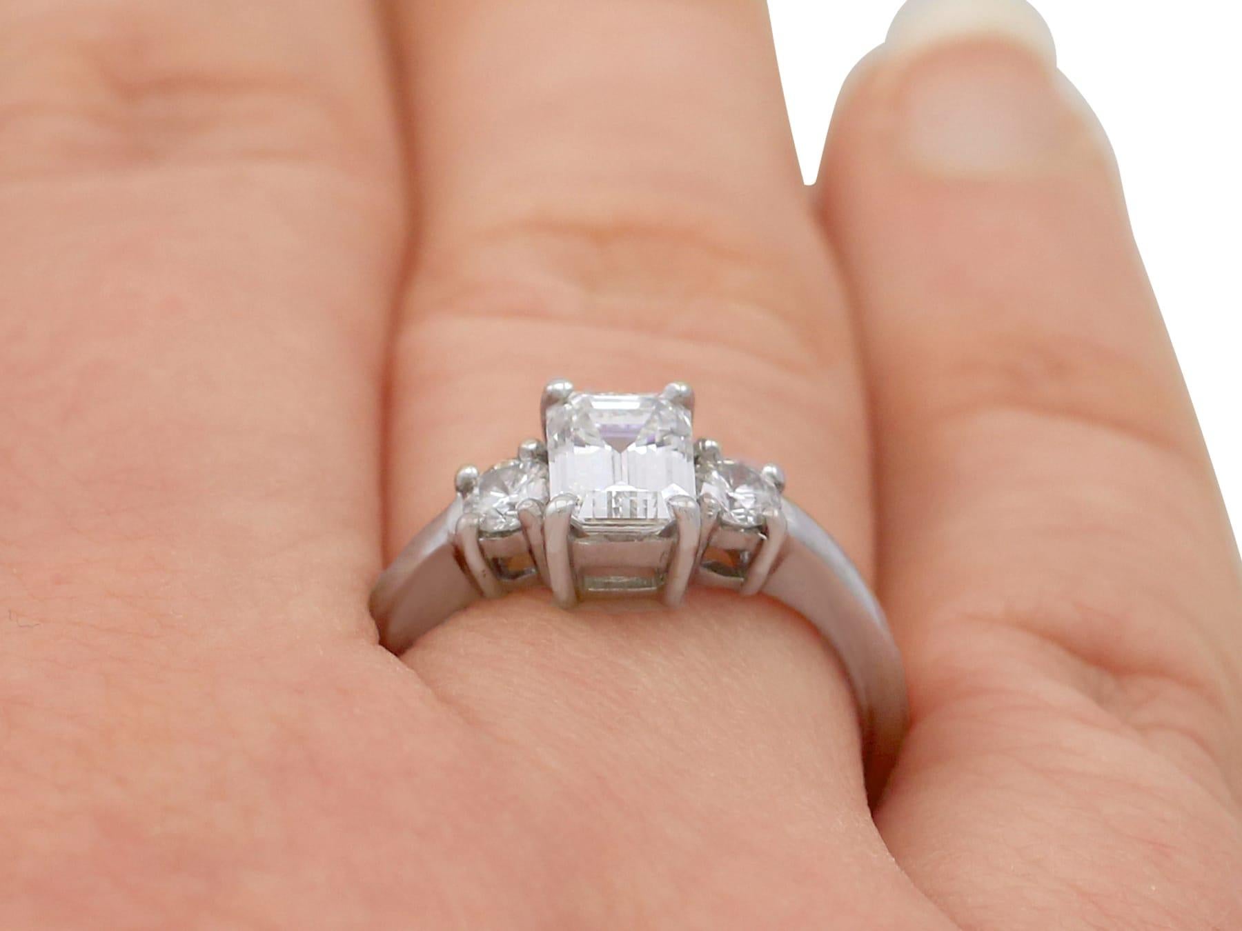 Bague de fiançailles en or blanc et diamant taille émeraude de 1,34 carat en vente 4