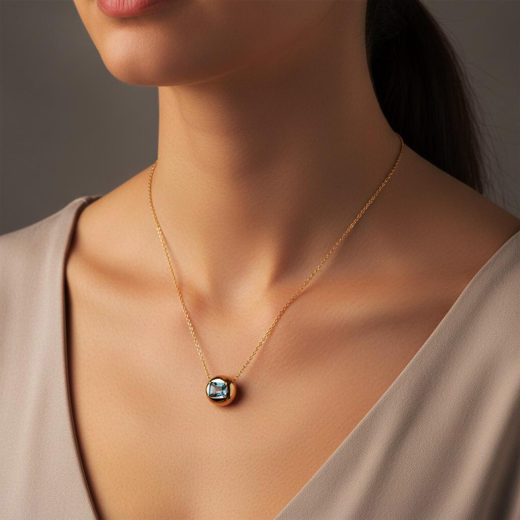 Élégant, moderne et rayonnant sans effort, le collier solitaire Emerald-Cut Blue Topaz capture l'essence d'une simplicité raffinée. Fabriqué en or jaune 14 carats massif, ce pendentif minimaliste est orné d'une topaze bleue éclatante taillée dans