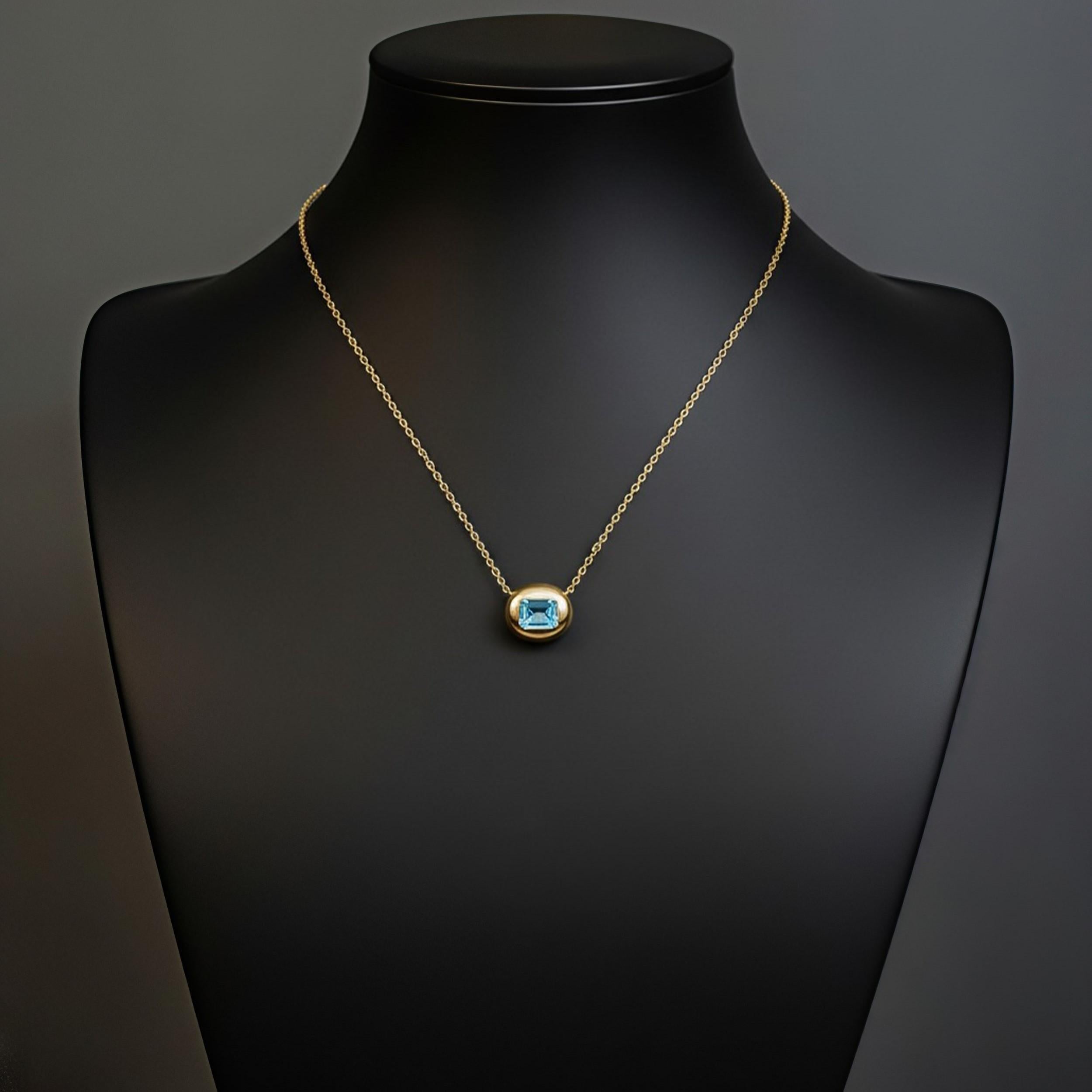 Moderne Collier solitaire en or jaune 14K (ou 18k sur demande) à topaze bleue taillée en émeraude en vente