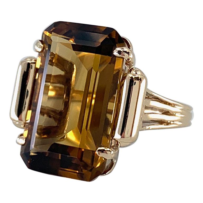 18 Carat Honey-Colored Smoky Quartz Cocktail Ring in Yellow Gold Circa 1970