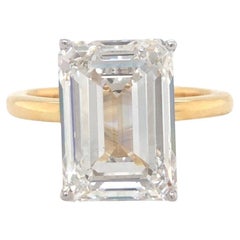 Anello con diamante solitario in oro giallo 18K con taglio smeraldo