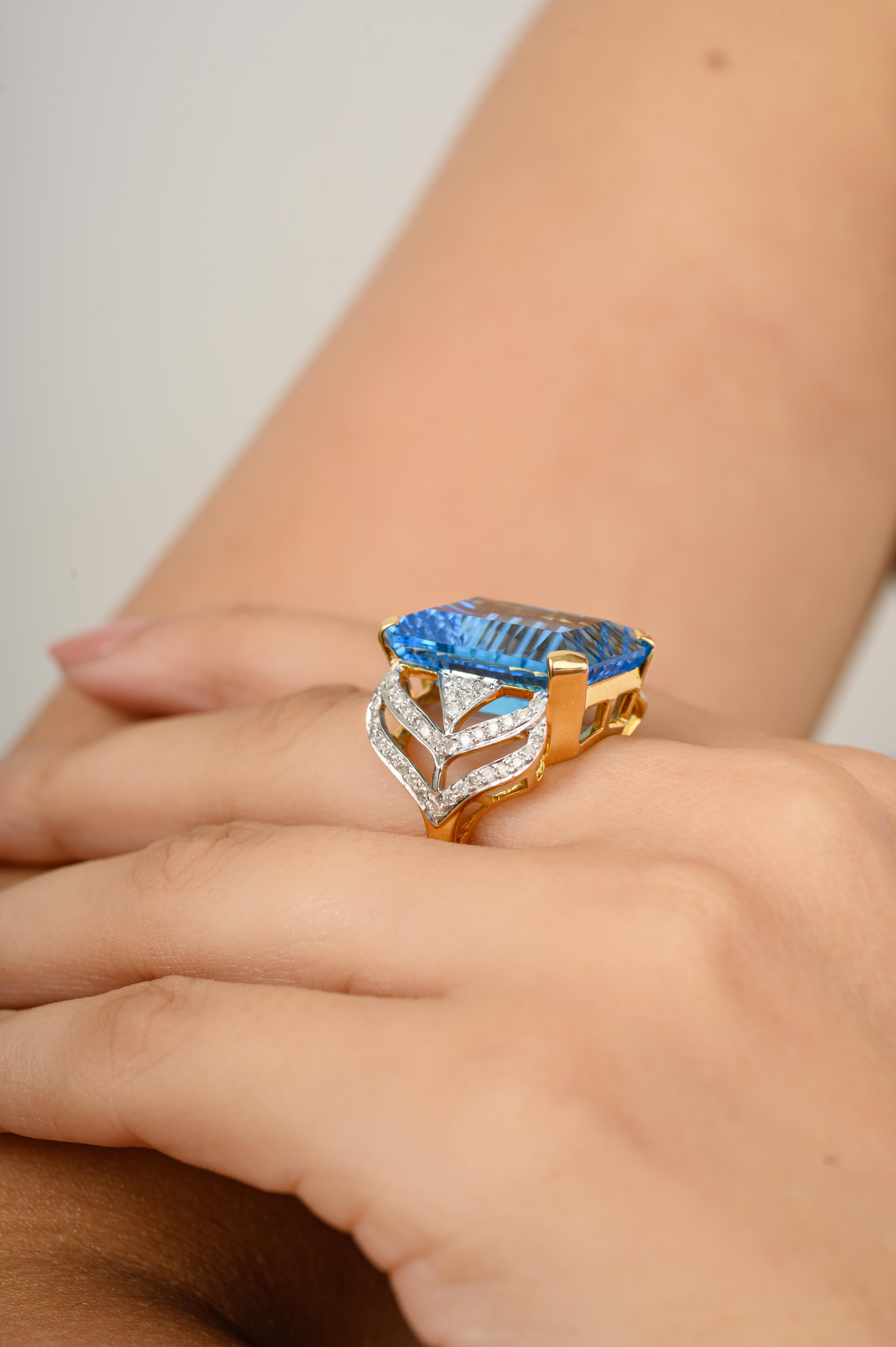 En vente :  Bague cocktail en or jaune 18 carats exclusive avec topaze bleue taille émeraude 23,45 carats 6