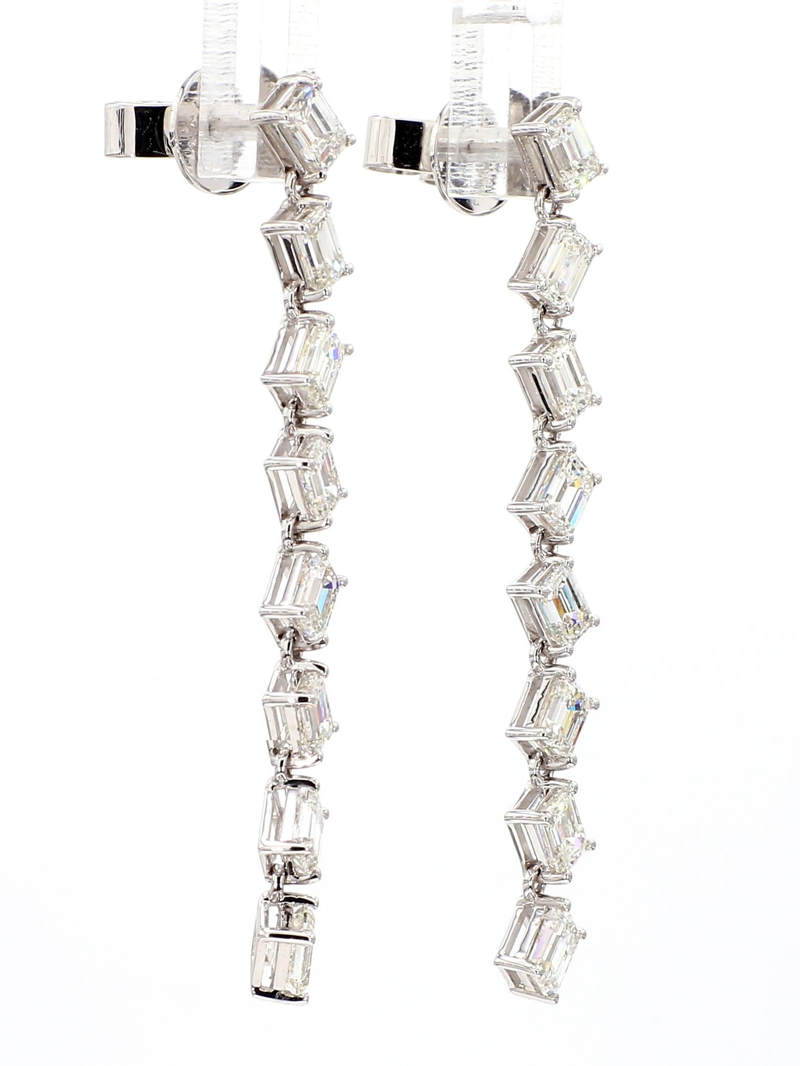 Cette paire de boucles d'oreilles pendantes à la taille d'une émeraude témoigne d'un travail artisanal de qualité et d'un design intemporel. Parfaite pour ceux qui apprécient la beauté des diamants naturels, cette bague offre un équilibre entre luxe