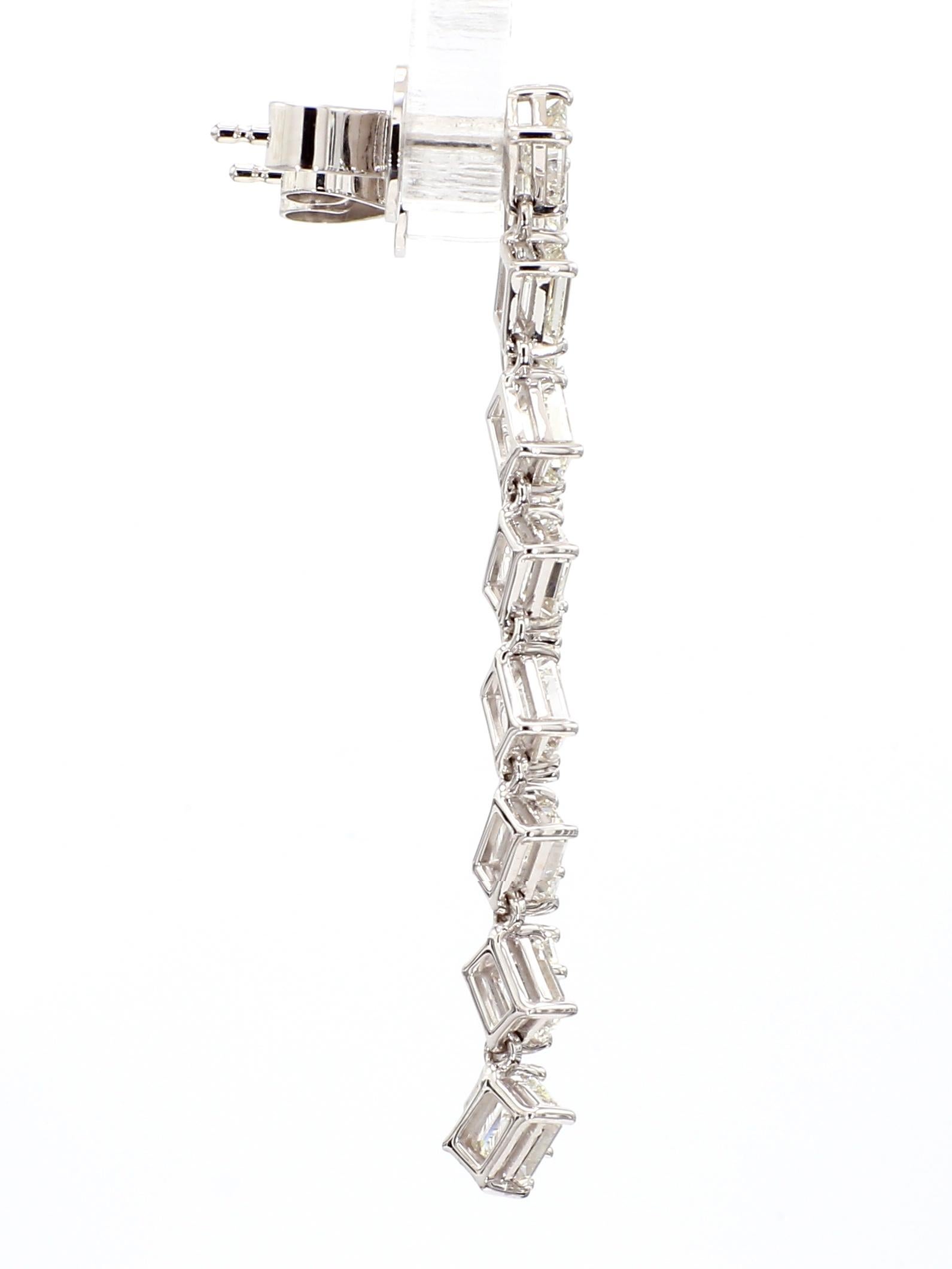 Taille émeraude Boucles d'oreilles pendantes en or blanc 18 carats avec diamants naturels de 2,99 carats en vente