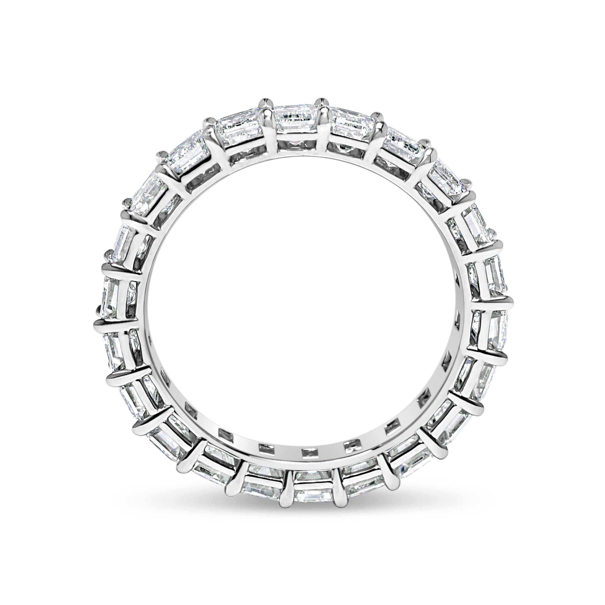 Im Angebot: 3,80 Karat Smaragdschliff Diamant Hochzeit Eternity Band in Platin () 2