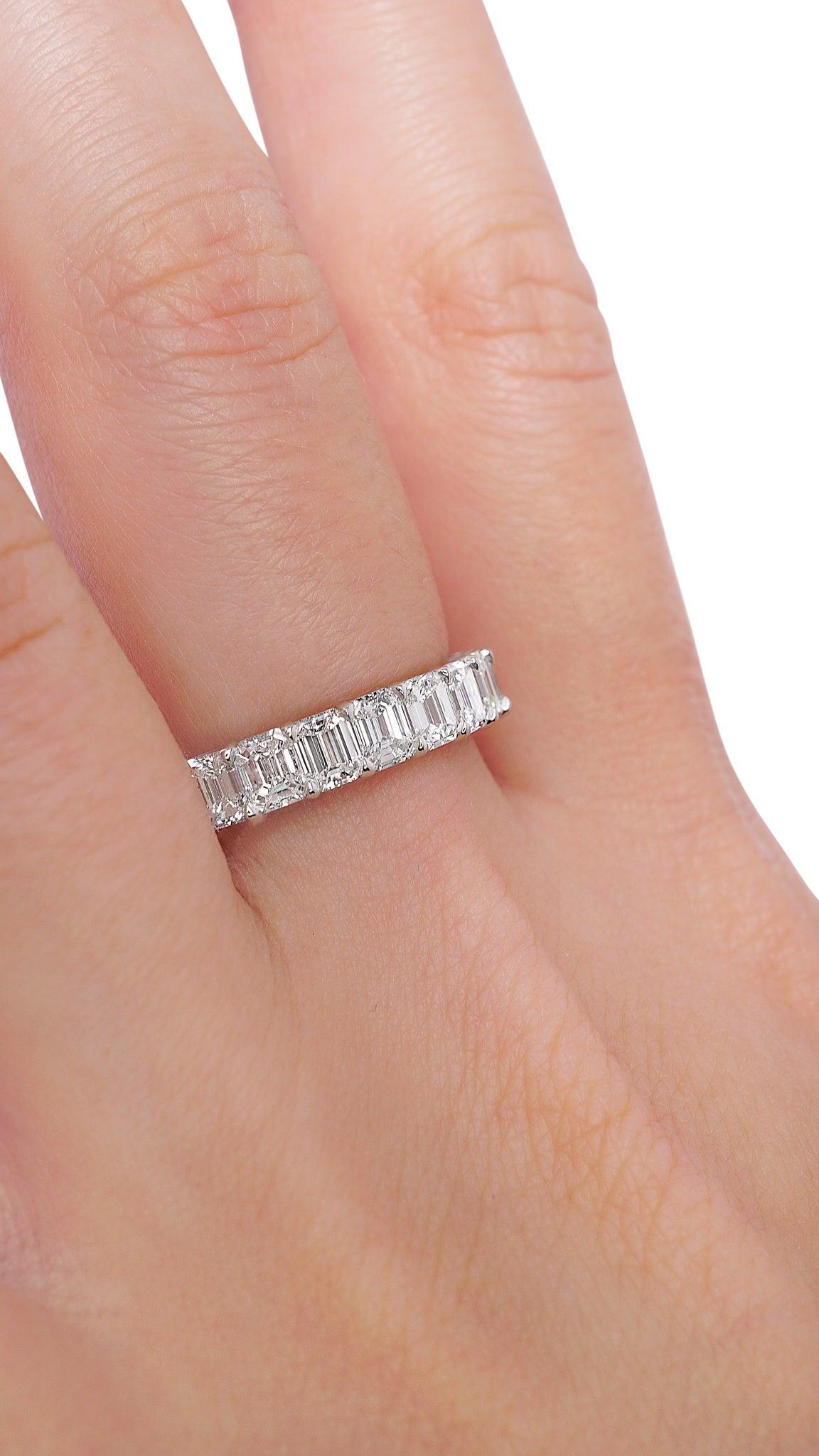 Im Angebot: 3,80 Karat Smaragdschliff Diamant Hochzeit Eternity Band in Platin () 3