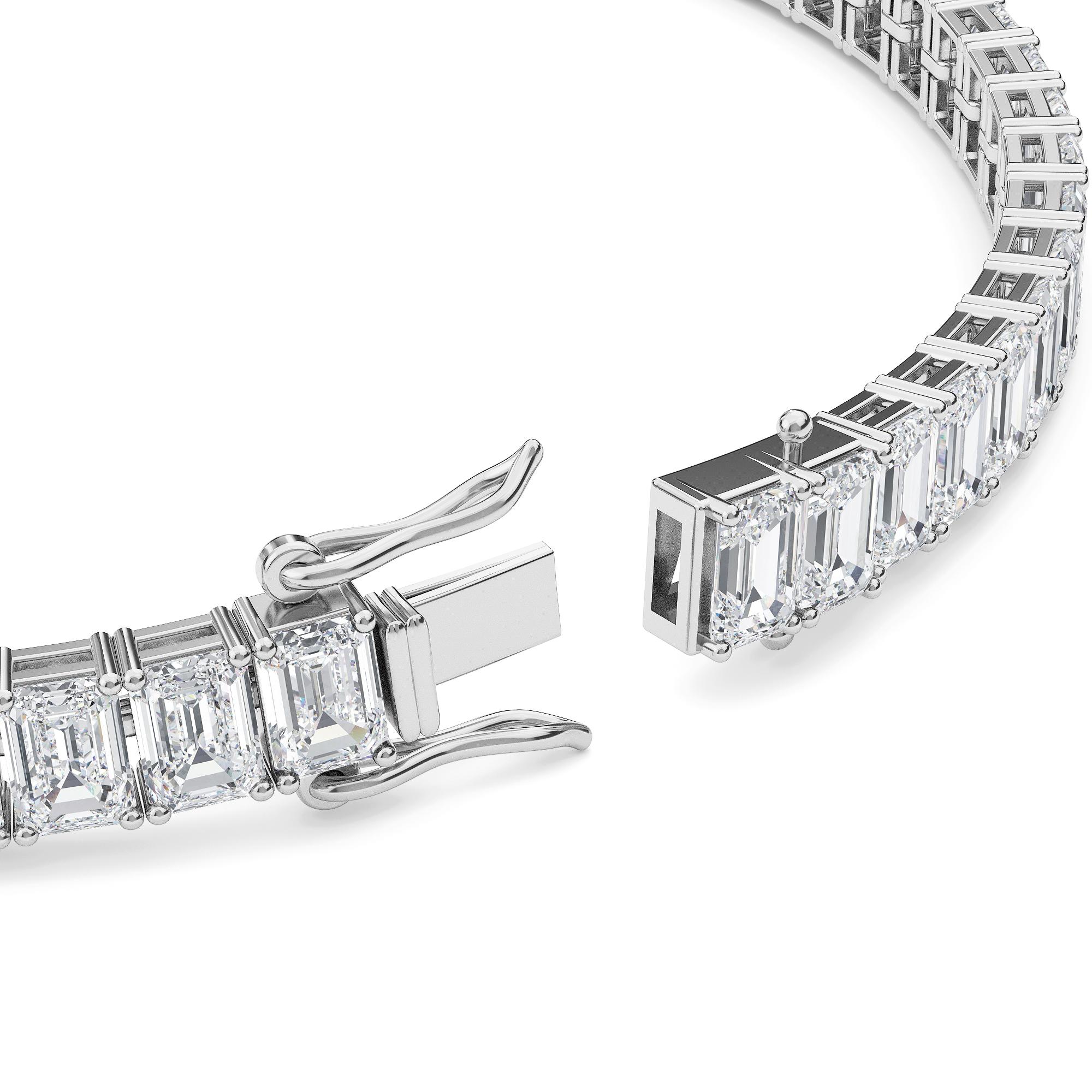 Élégant et splendide, ce bracelet au design attrayant est composé de quatre diamants taille émeraude sertis à la broche. Se ferme à l'aide d'un fermoir sécurisé.

