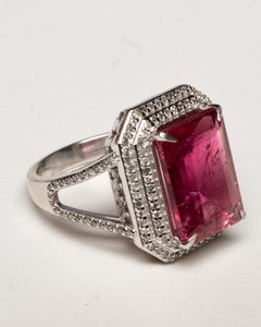 Anillo de cóctel con turmalina rosa de 6,5 quilates con corte esmeralda y diamantes