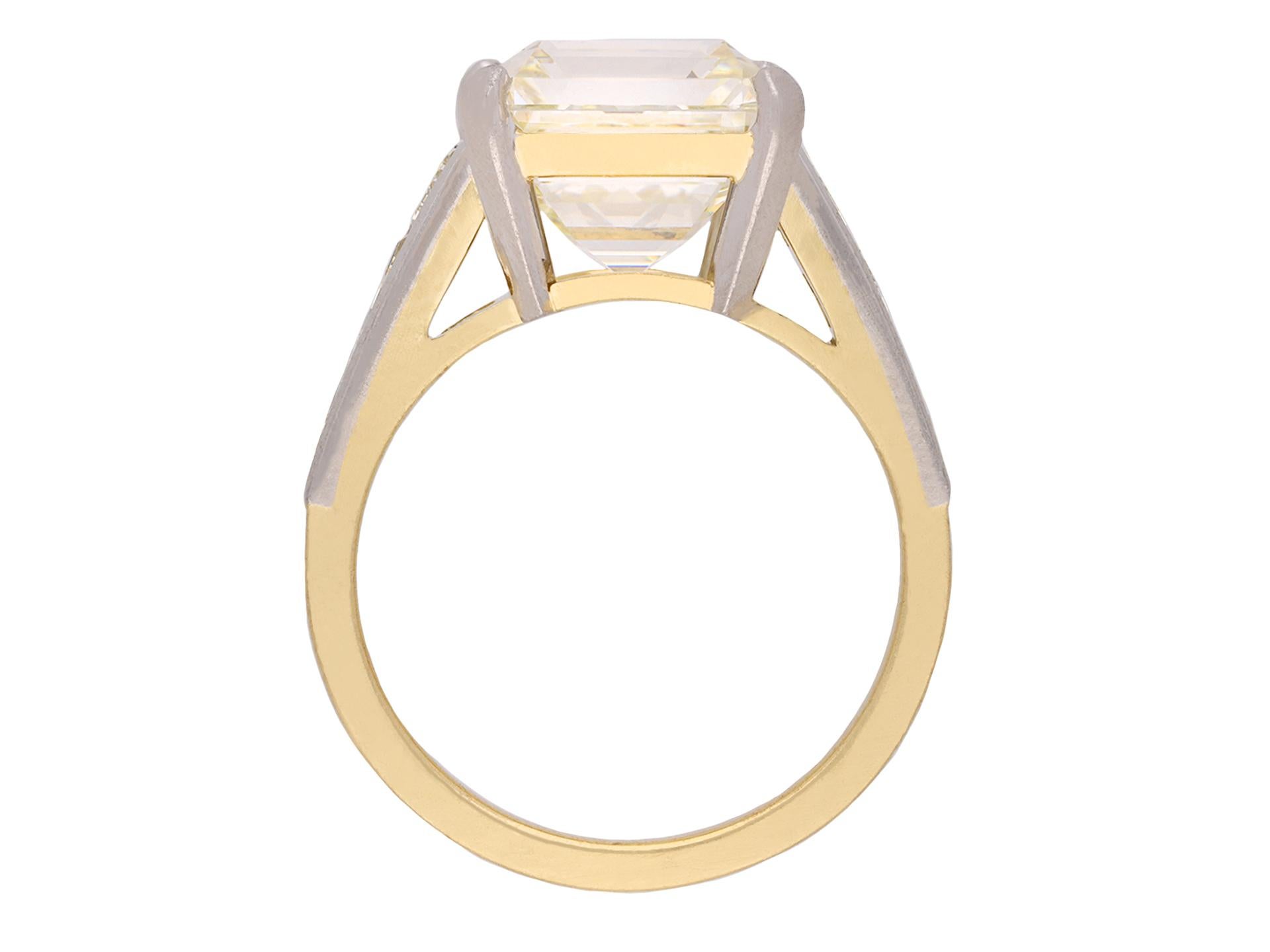Taille émeraude Bague solitaire flanquée de diamants taille émeraude de 6,95 carats certifiés GIA, vers 1970 en vente