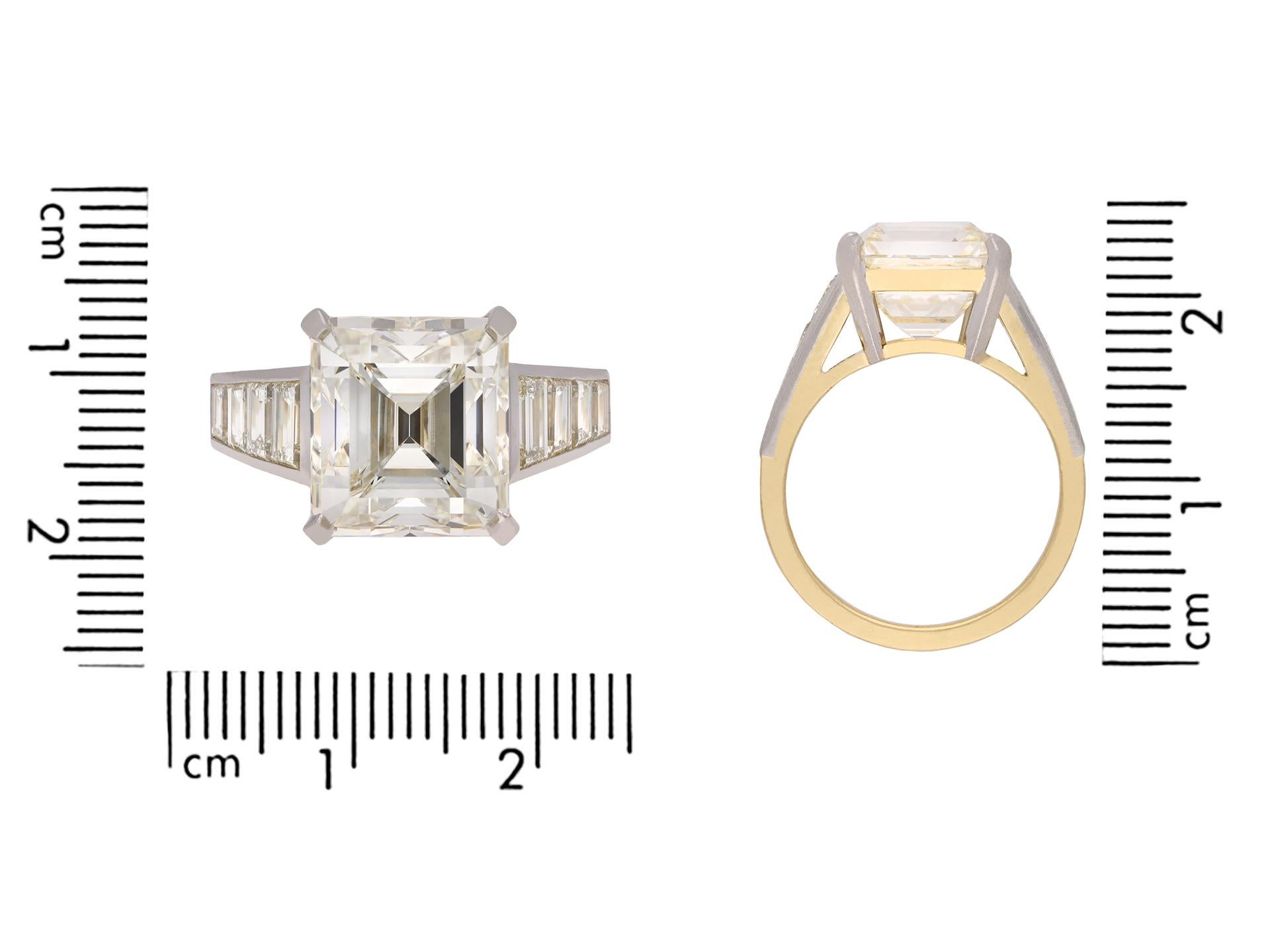 Flanked Solitär-Ring mit 6,95 Karat GIA-Diamant im Smaragdschliff, um 1970 für Damen oder Herren im Angebot