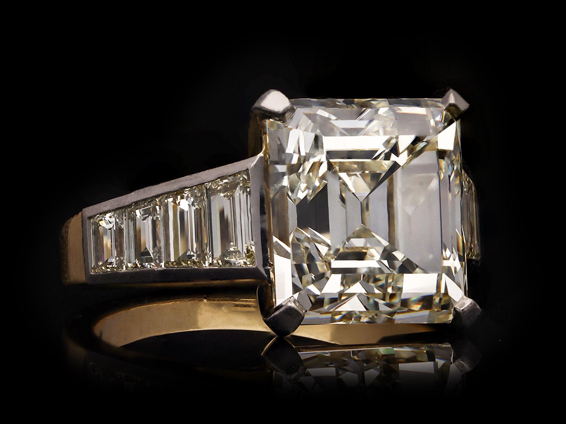 Bague solitaire flanquée de diamants taille émeraude de 6,95 carats certifiés GIA, vers 1970 en vente 1