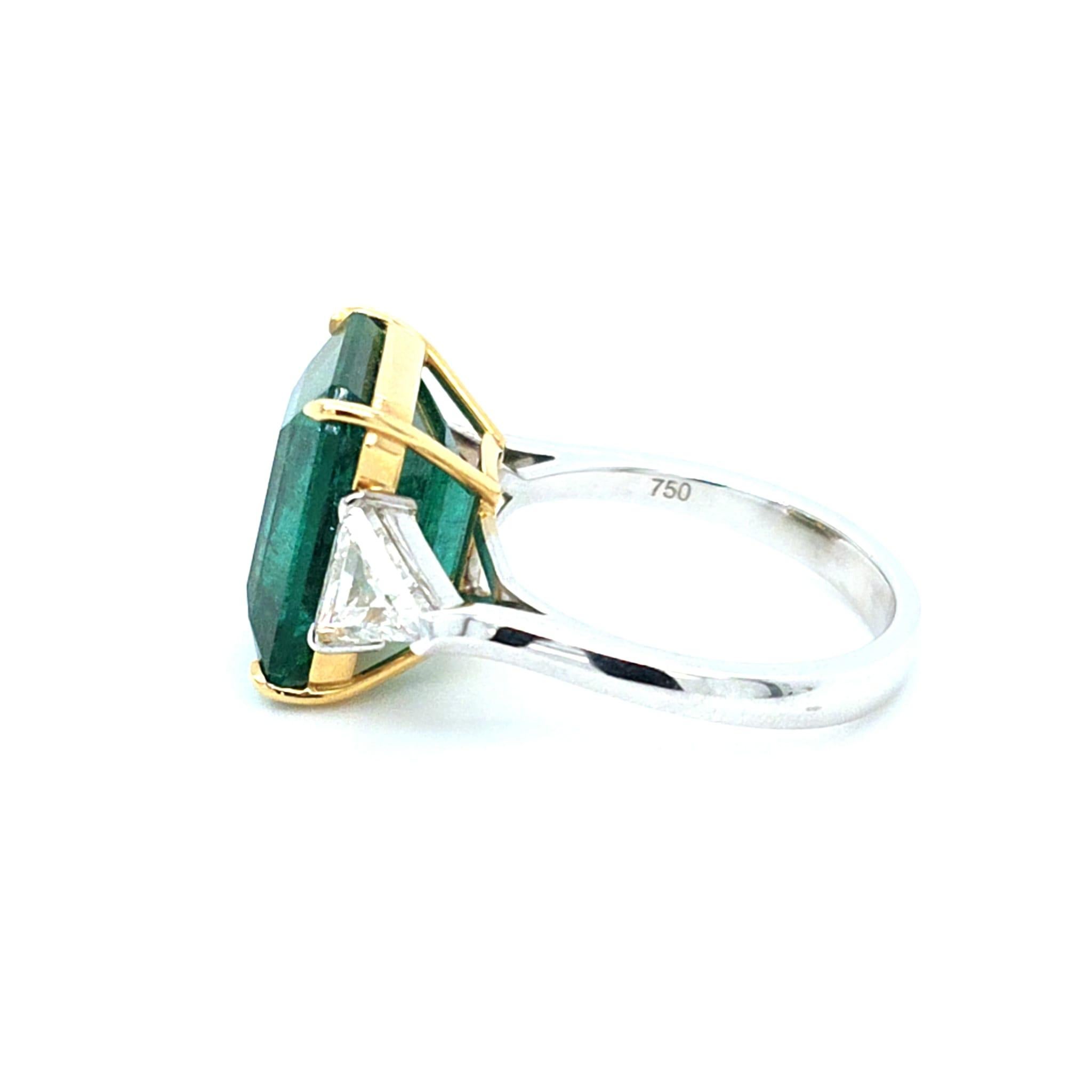 Artisan Bague en émeraude zambienne naturelle de 9,47ct avec diamants latéraux en trillion en vente