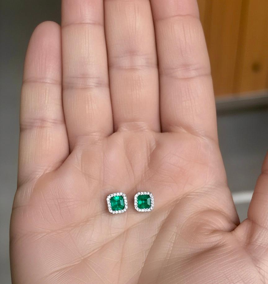 Art déco Clous d'oreilles émeraude colombienne AAA taille émeraude avec halo de diamants en vente