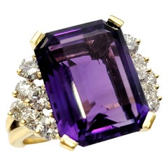 Cocktailring mit Smaragdschliff, Amethyst und Diamant-Cluster, geteilter Schaft aus 18 Karat Gold