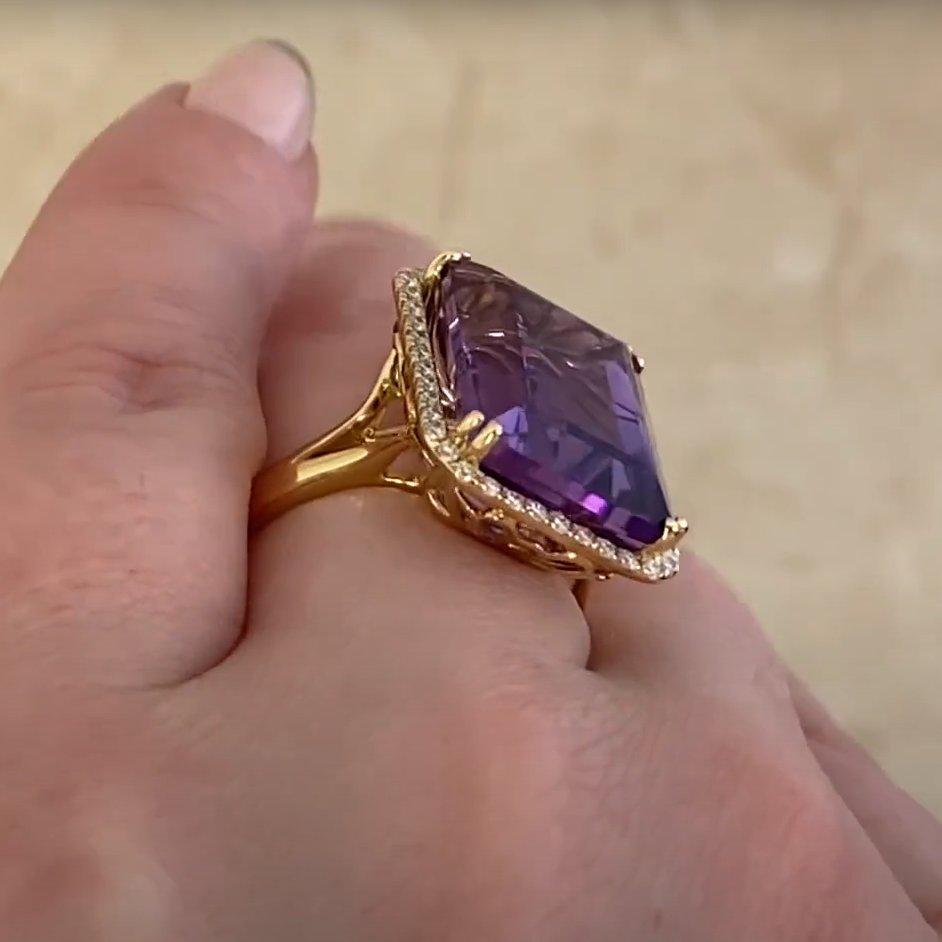 Taille émeraude Bague en or jaune avec améthyste taille émeraude (environ 11,20 carats) et halo de diamants en vente