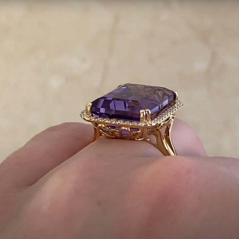 Bague en or jaune avec améthyste taille émeraude (environ 11,20 carats) et halo de diamants Excellent état - En vente à New York, NY