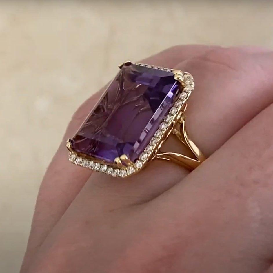Bague en or jaune avec améthyste taille émeraude (environ 11,20 carats) et halo de diamants Pour femmes en vente