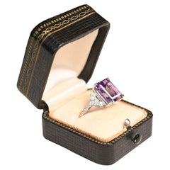Cocktailring mit Amethyst im Smaragdschliff ( ca. 5,60 Karat), 18 Karat Weißgold