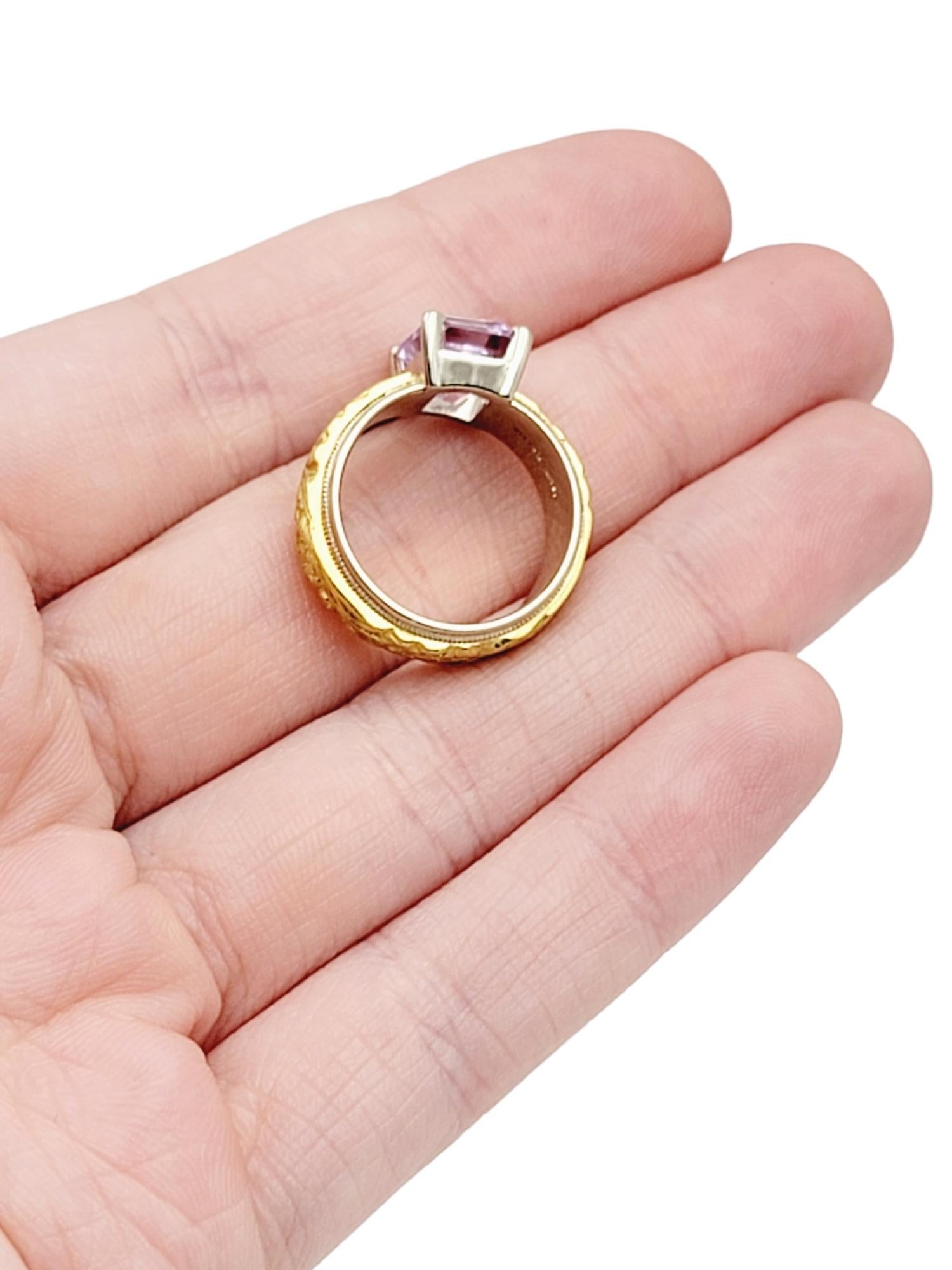 Bague solitaire en or 18 carats avec améthyste taille émeraude et anneau gravé orné en vente 6