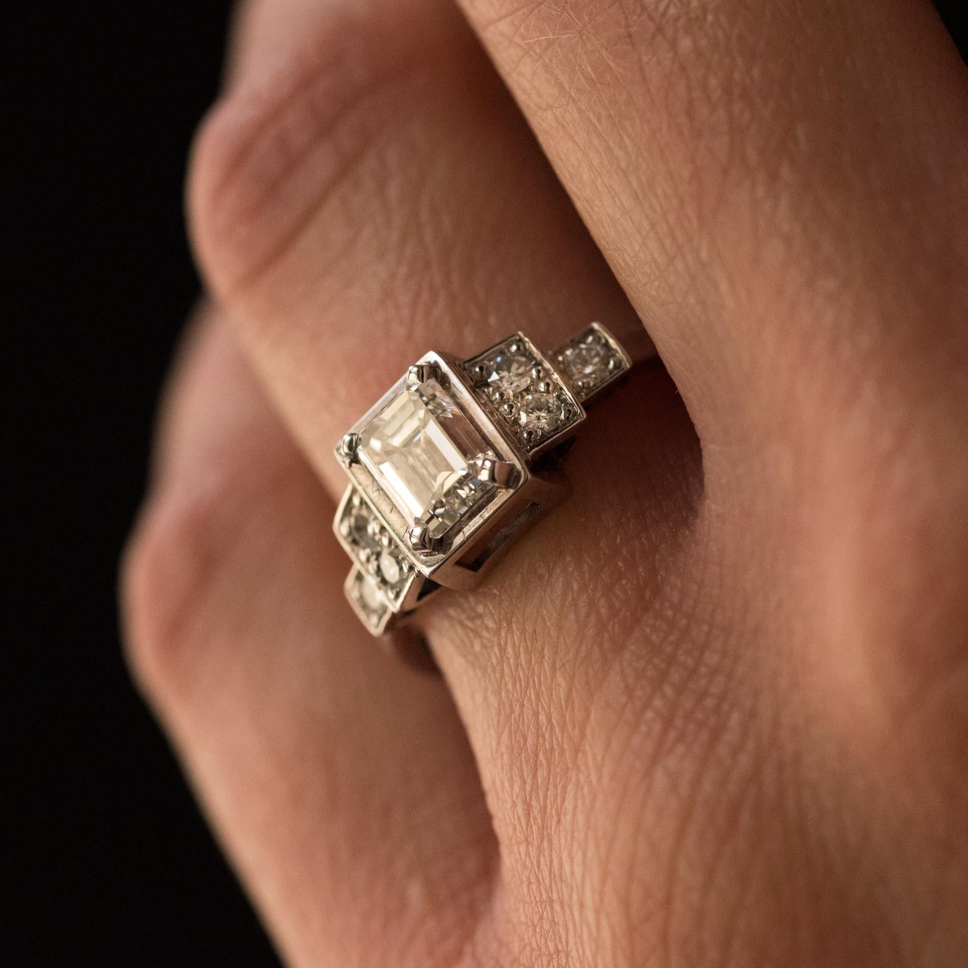 Art Deco Style Emerald Cut And Brilliant Cut Diamond Gold Ring In New Condition In Poitiers, FR
