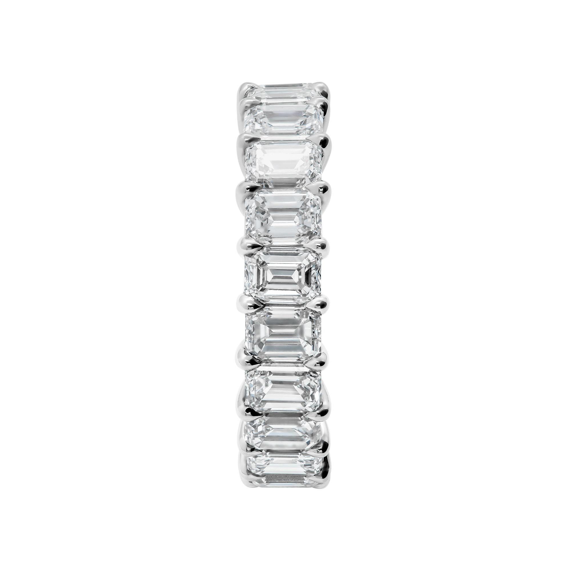 Le bijou le plus recherché en 2020, intemporel, avant-gardiste et élégant !
 Bande fabriquée à la main, la plus haute qualité de montage que vous trouverez ! 
Délicat mais robuste, monté en platine 950, 21 diamants taille émeraude d'une valeur