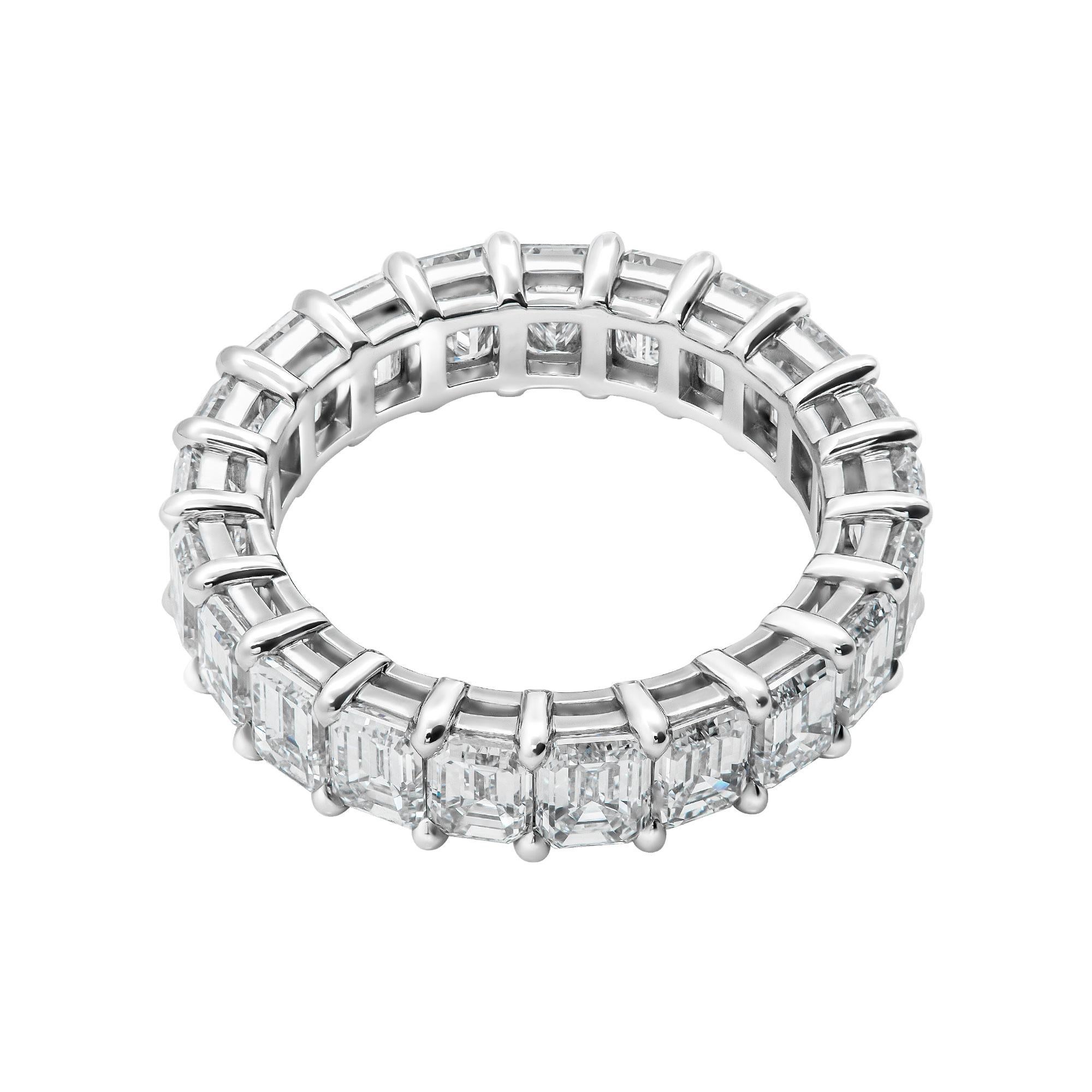 Moderne Anneau d'anniversaire en platine et émeraude de 6,36 carats en vente