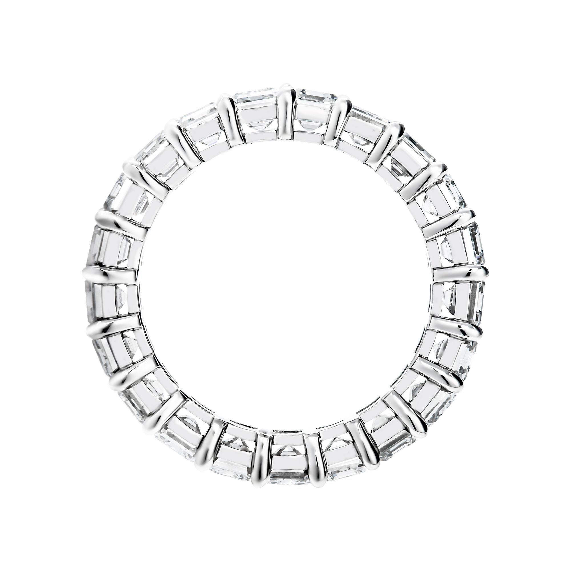 Taille émeraude Anneau d'anniversaire en platine et émeraude de 6,36 carats en vente