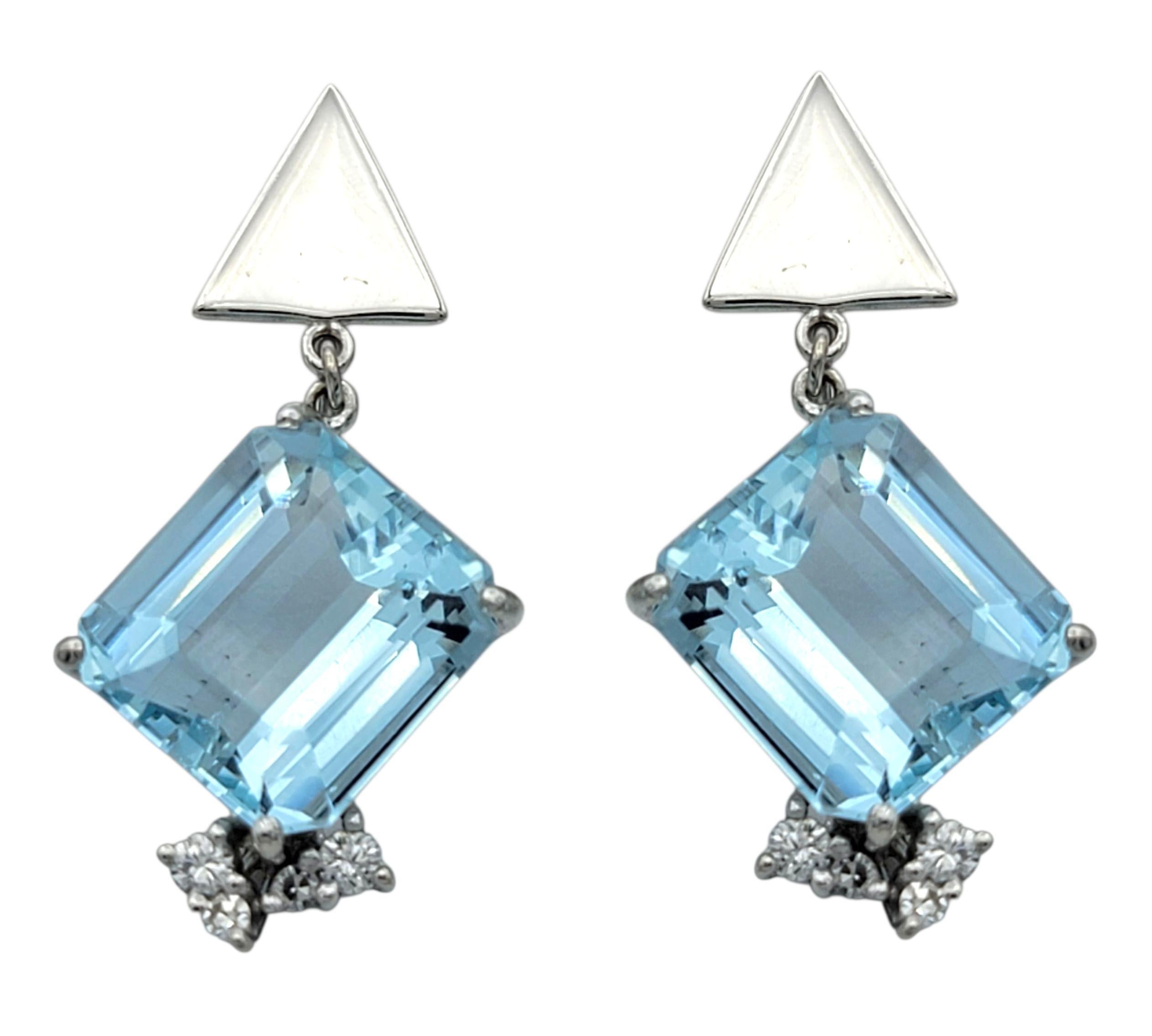 Ces boucles d'oreilles en aigue-marine apportent un éclat frais et lumineux avec leur teinte bleue froide et aqueuse qui attire instantanément le regard. Les pierres taillées en émeraude créent de longues facettes nettes qui brillent comme une