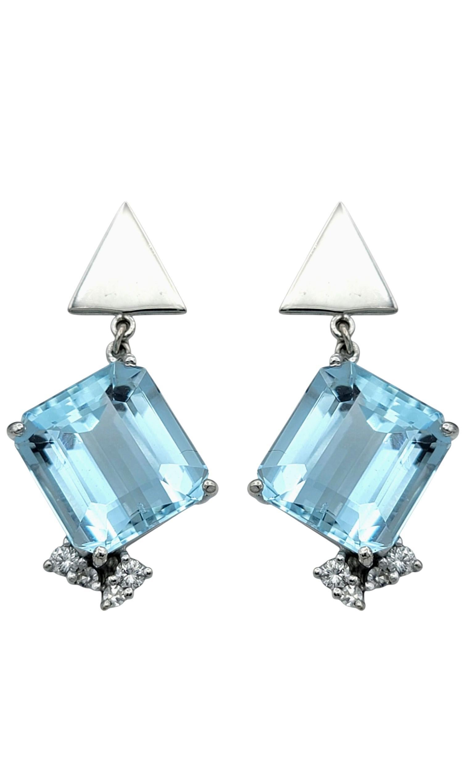 Contemporain Boucles d'oreilles pendantes en or blanc avec aigue-marine taillée en émeraude et diamant et anneaux vissés en vente