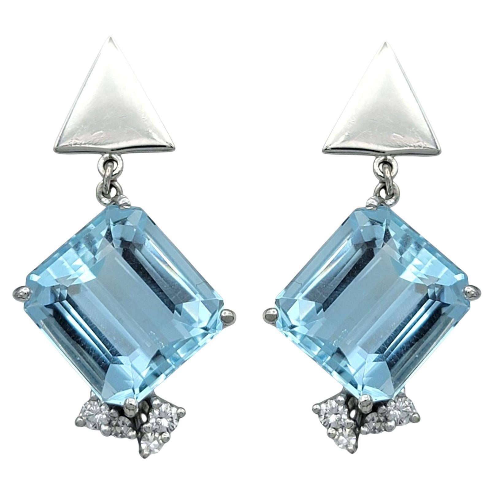 Orecchini pendenti con diamanti e acquamarina taglio smeraldo con chiusura a vite in oro bianco