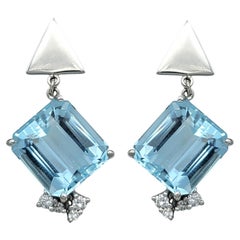 Orecchini pendenti con diamanti e acquamarina taglio smeraldo con chiusura a vite in oro bianco
