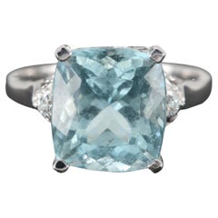 Verlobungsring mit Aquamarin und Diamant im Smaragdschliff