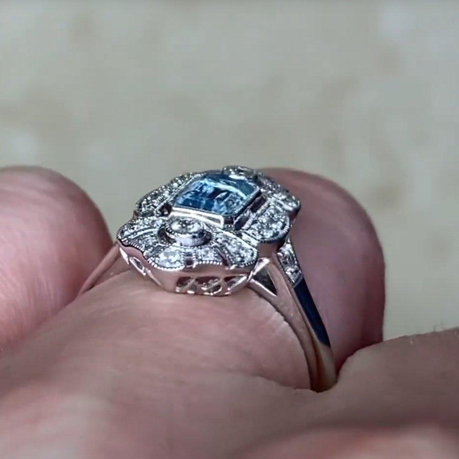 Anillo de aguamarina y diamantes talla esmeralda (aprox. 0,50 quilates), platino en Excelente estado para la venta en New York, NY