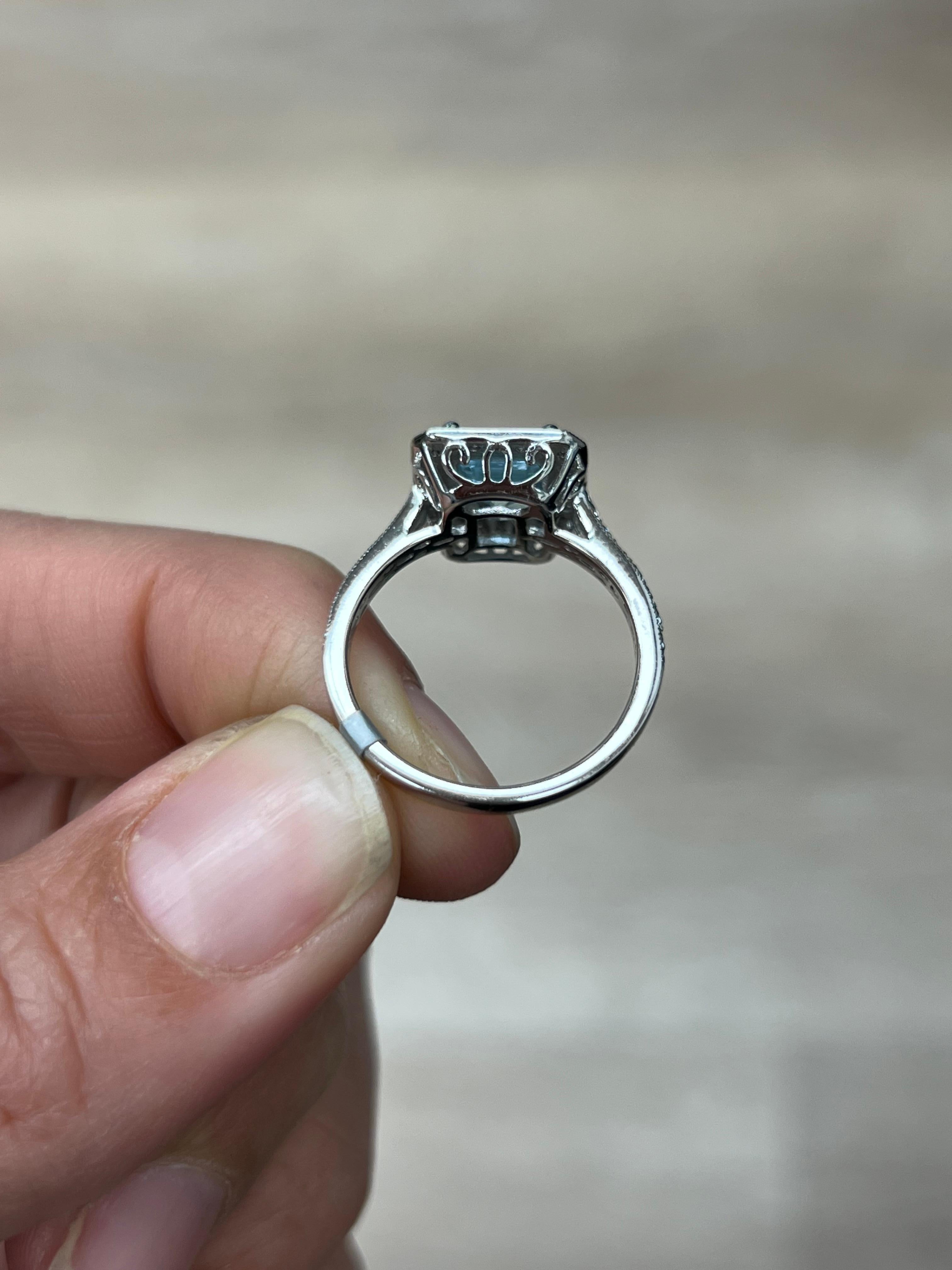 Emerald Cut Aquamarine and Diamond Ring In New Condition For Sale In Miami, FL