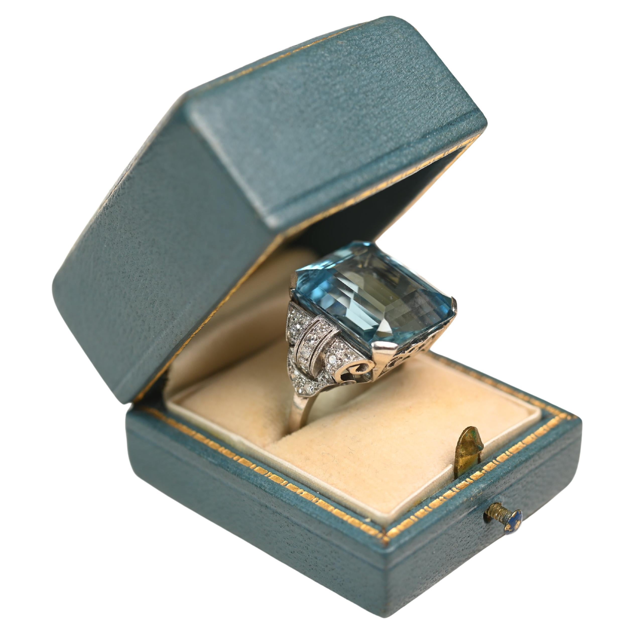 Bague ancienne en aigue-marine. 16ct Aigue-marine taille émeraude Accent diamant Platine