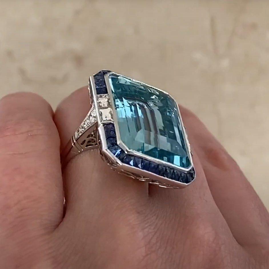 Anillo Halo de Aguamarina talla Esmeralda (aprox. 24 quilates) y Zafiro, Platino Corte esmeralda en venta