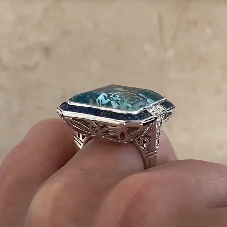 Anillo Halo de Aguamarina talla Esmeralda (aprox. 24 quilates) y Zafiro, Platino en Excelente estado para la venta en New York, NY