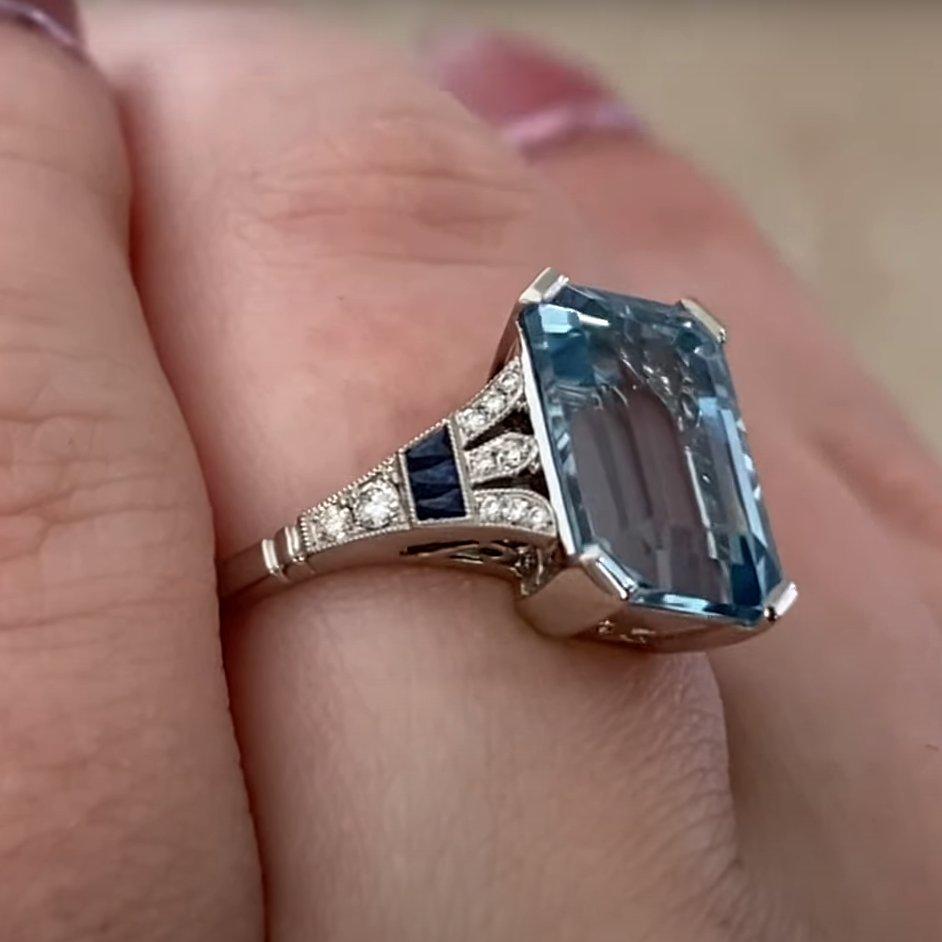 Este llamativo anillo centra una aguamarina talla esmeralda de aproximadamente 5,20 quilates, elegantemente sujeta en un clásico engaste de garras. La nítida claridad de la aguamarina y su fría tonalidad azul crean una presencia cautivadora,