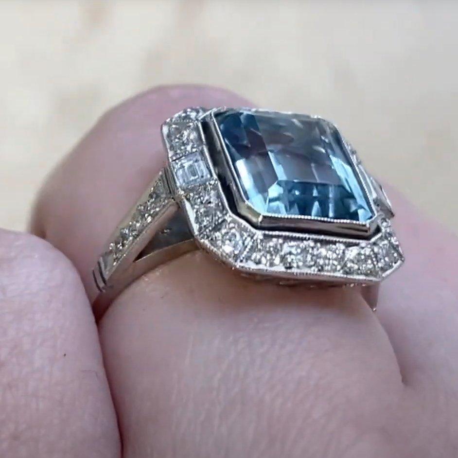 Halo-Ring aus Platin mit Aquamarin im Smaragdschliff und Diamanten ( ca. 3,20 Karat), Platin im Zustand „Hervorragend“ im Angebot in New York, NY
