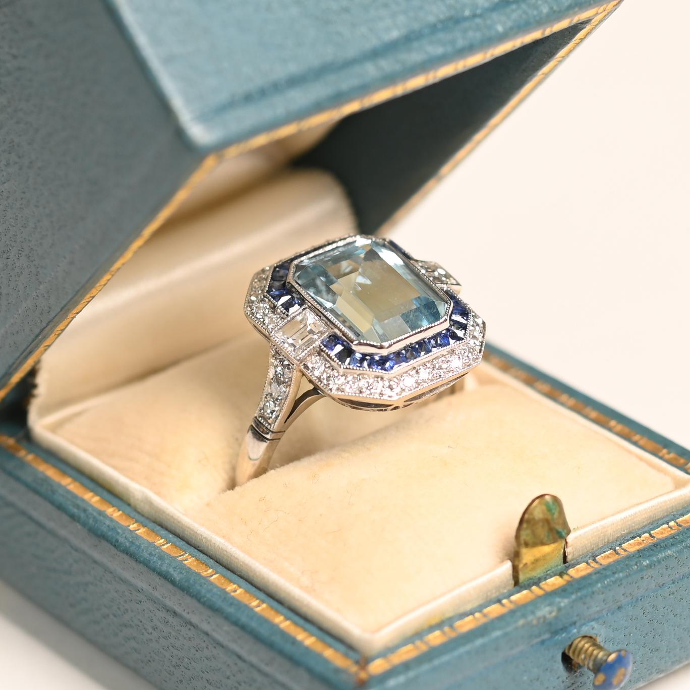 Este exquisito anillo de gemas geométricas exhibe una fascinante aguamarina natural talla esmeralda de aproximadamente 2,70 quilates. Su nítido tono azul hielo se complementa a la perfección con un engaste de platino meticulosamente elaborado a