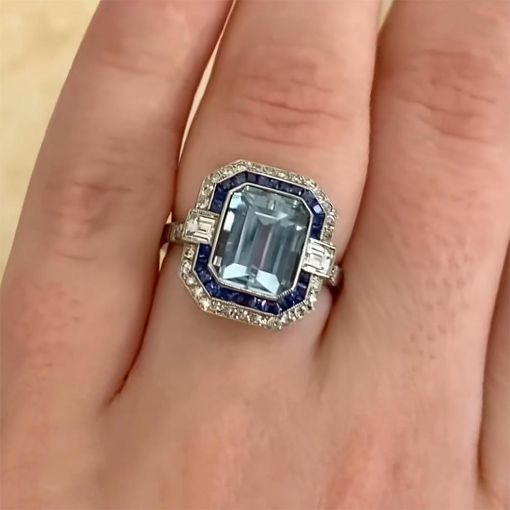 Anillo Halo de Cóctel de Aguamarina Natural talla Esmeralda (Aprox. 2,70 quilates), Platino en Excelente estado para la venta en New York, NY