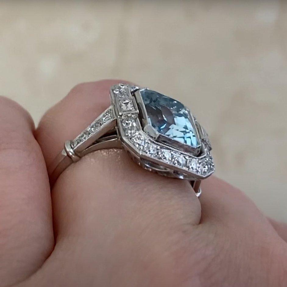 Taglio smeraldo Anello aureola con acquamarina taglio smeraldo (circa 2.40 carati), platino in vendita