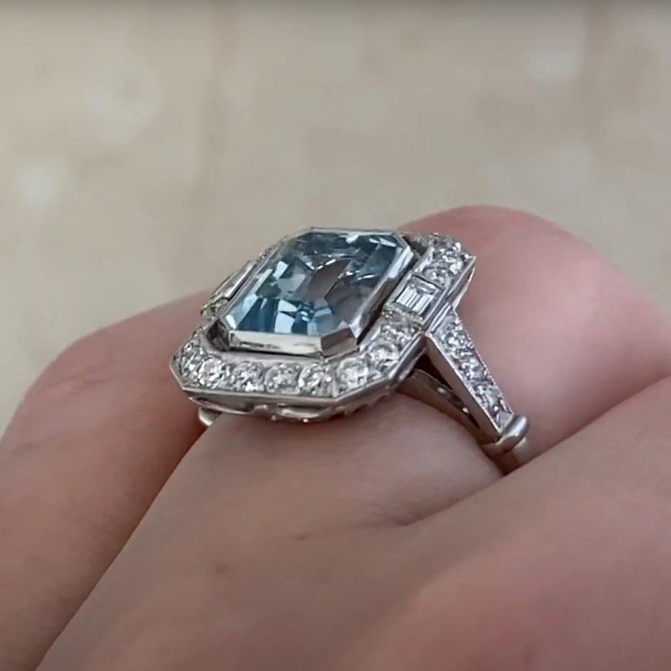 Anello aureola con acquamarina taglio smeraldo (circa 2.40 carati), platino In condizioni ottime in vendita a New York, NY