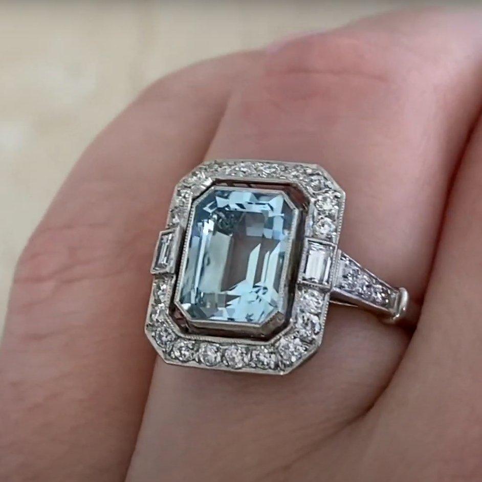 Donna Anello aureola con acquamarina taglio smeraldo (circa 2.40 carati), platino in vendita