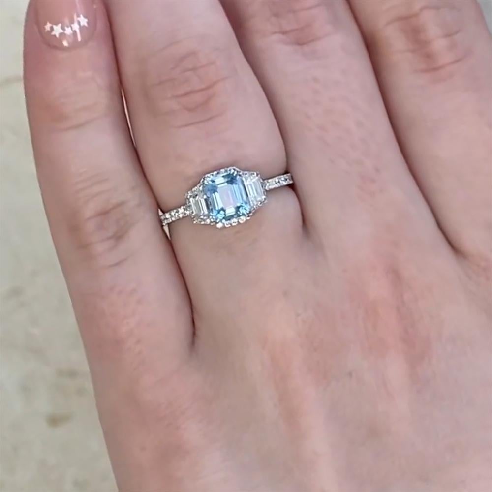 Anello di fidanzamento con acquamarina taglio smeraldo (circa 0.70 carati), platino In condizioni ottime in vendita a New York, NY