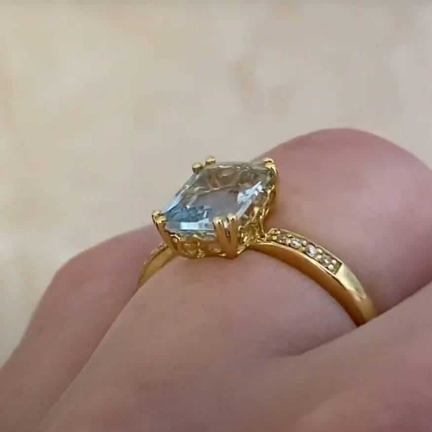 Women's or Men's Emerald Cut Aquamarine Prong-Set Ring (Approx. 1.50-Carats), 18k Yellow Gold For Sale