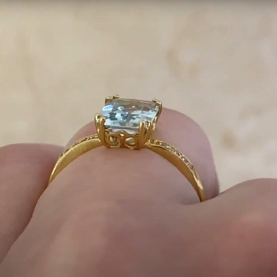 Taille émeraude Bague en or jaune 18 carats sertie d'aigue-marine taille émeraude (environ 1,50 carats) en vente