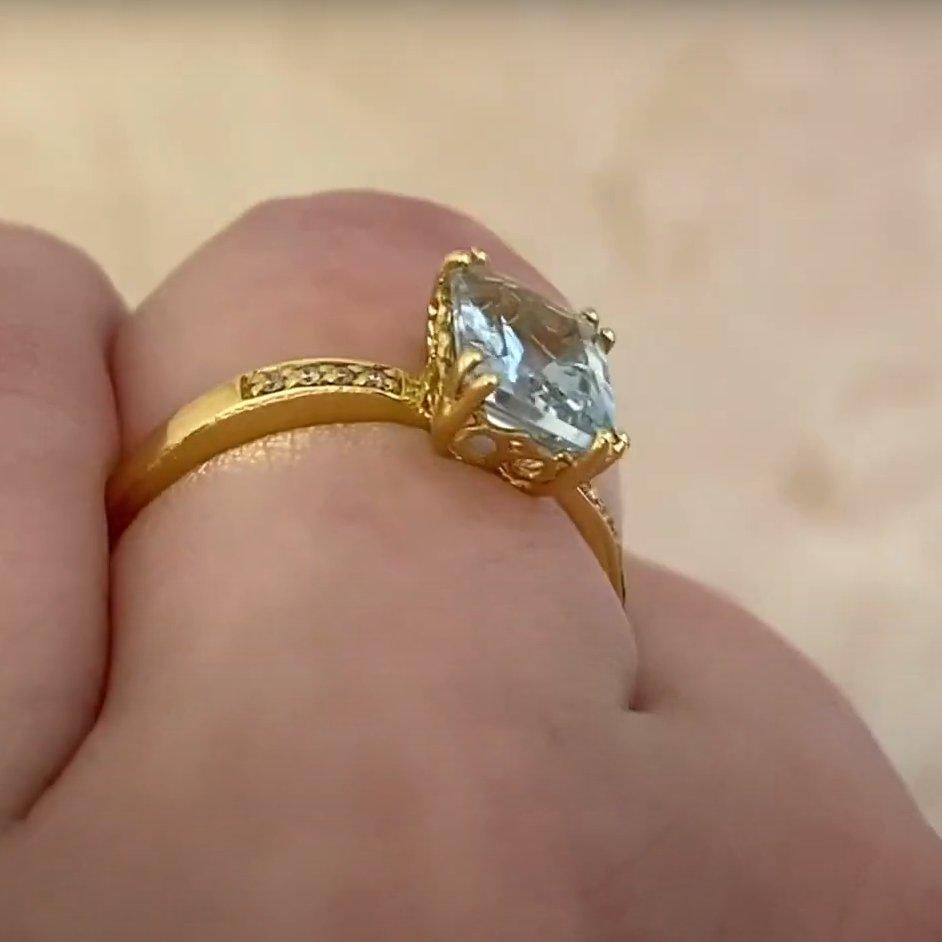 Bague en or jaune 18 carats sertie d'aigue-marine taille émeraude (environ 1,50 carats) Excellent état - En vente à New York, NY