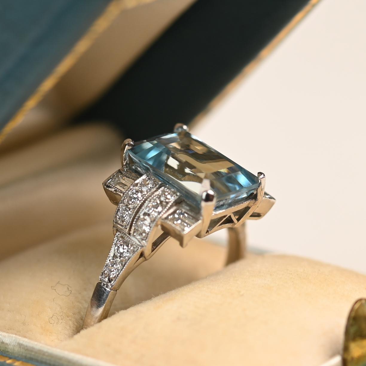 Cette élégante bague met en valeur une aigue-marine de taille émeraude richement saturée pesant environ 2,80 carats, solidement maintenue dans une monture classique à griffes. La teinte bleue frappante de l'aigue-marine est à la fois vive et