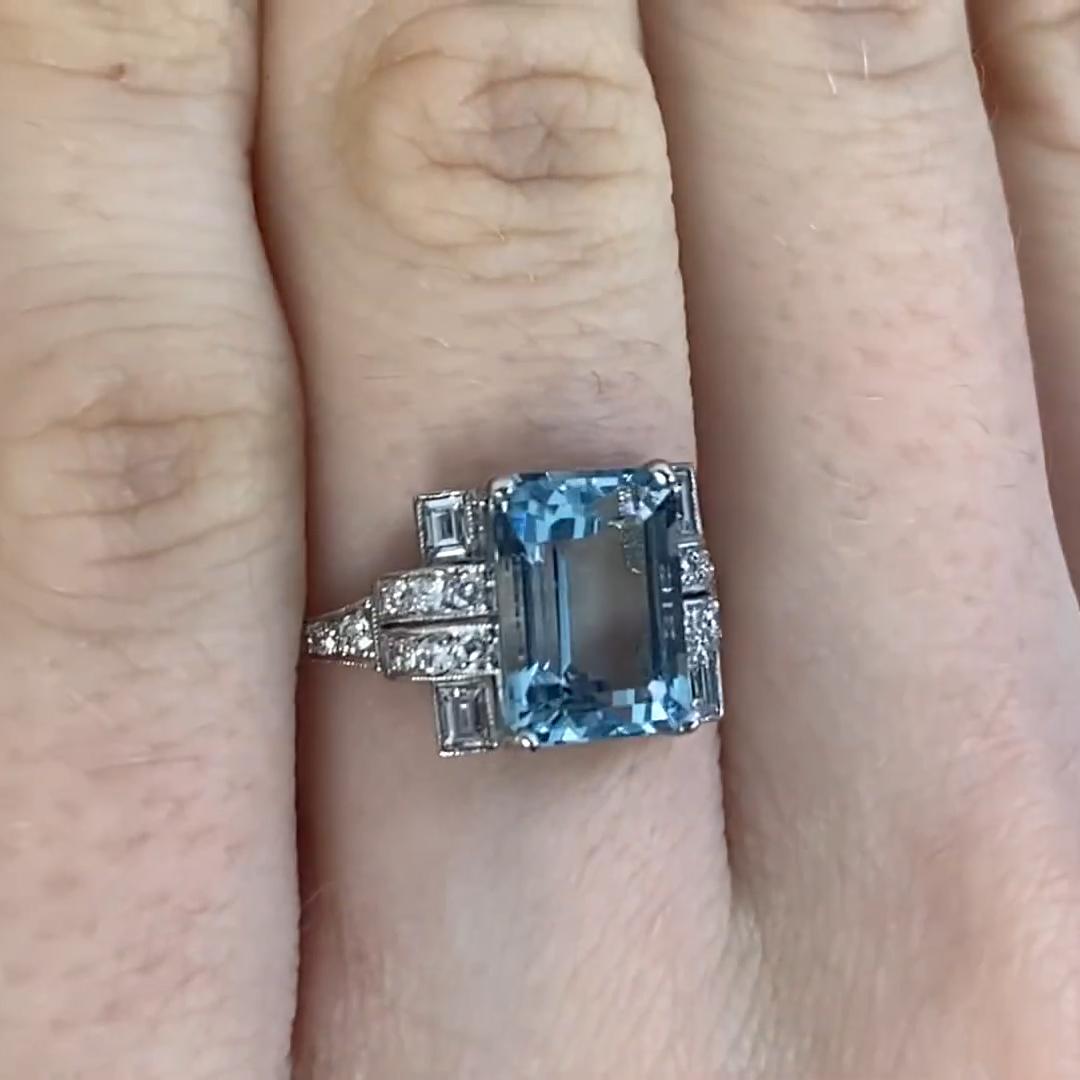 Art déco Bague aigue-marine taille émeraude sertie (environ 1,80 carats) avec diamants, platine en vente
